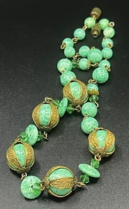 Collar de cuentas graduadas de latón de vidrio de Pekín verde de Checoslovaquia de colección - Imagen 1 de 8