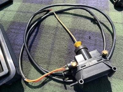 Mercedes-Benz R107 380SL 560SL Trunk Actuator 86-91 - Image 1 of 4
