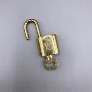 Auténtico juego de llaves y cerraduras doradas Louis Vuitton a juego 312 - Imagen 1 de 5