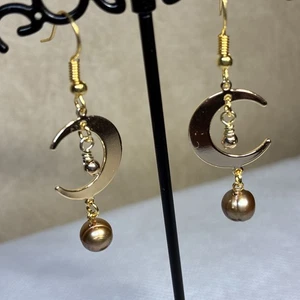 Pendientes artesanales de 2 pulgadas en tono dorado con perlas cultivadas  - Imagen 1 de 5