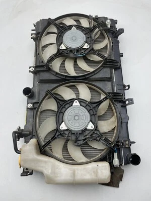 Juego de desbordamiento de ventiladores condensadores de radiador Subaru Forester 2014-2018 2,5 L OEM Foto 1 de 4