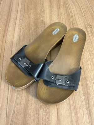 Sandalia de cuña clásica Dr. Scholls cuero azul marino hebilla dorada imitación madera tobogán 10 Foto 1 de 3