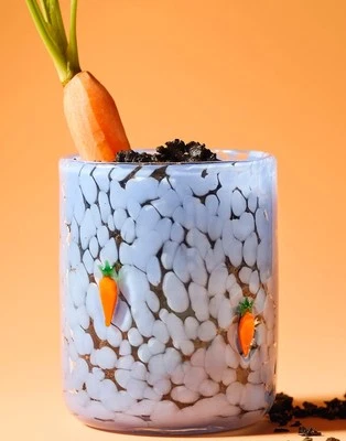 NUEVO Anthropologie Zanahoria Icono Jugo Vidrio Confeti Edición 4.5”H 17.25 OZ Foto 1 de 4