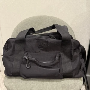 BEIS Convertible Sport Duffle Rucksack Tasche in Schwarz - ein defekter Reißverschluss - Bild 1 von 8
