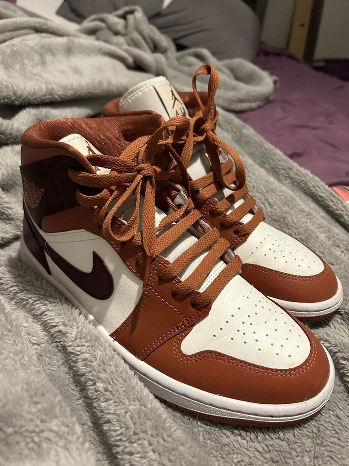 Talla 8 - Air Jordan 1 Mid Dusty Peach W Foto 1 de 3