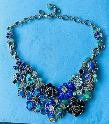 COLAR DE JARDIM BETSEY JOHNSON AZUL ESMALTE VERDE INCRUSTADO CRISTAL FLORAL NOVO - Imagem 1 de 2