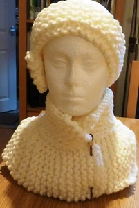 EXTRA GROBER KRAGEN, KUTTE; Schal Pin & OHRENWÄRMER; Creme; Handgestrickt Acryl - Bild 1 von 10