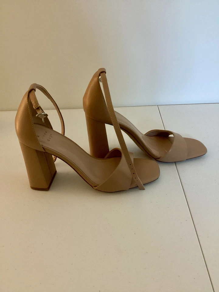 Sandalias de tacón ancho A New Day talla 7 nude punta cuadrada cómodas tacones neutros Foto 1 de 4