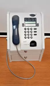 BT CONTOUR 200 WALL MOUNTED PUBLIC PAYPHONE WITH KEYS - GOOD CONDITION. - Picture 1 of 4