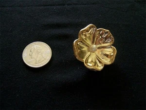 4 PEARL CENTER BUTTONS IN A GOLD FLOWER SETTING 1- 5/8″ SIZE #197 - Picture 1 of 1