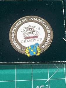 American Pharaah 2015 Tripla Corona Vincitore Spilla Corsa Cavallo - Foto 1 di 16