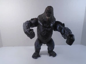2005 PLAYMATES TOYS -- 11" ELECTRONIC ROARING KING KONG FIGUR (LOOK) - Bild 1 von 8