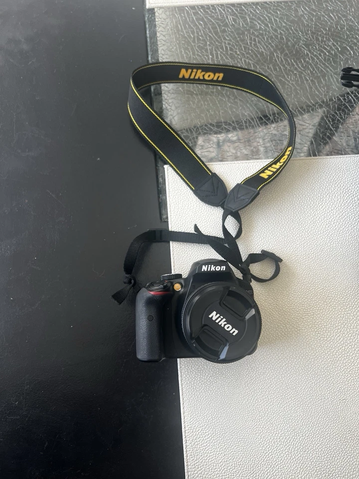 Nikon D3400 DSLR Camera with 18-55mm and 70-300mm Lenses, Battery, Charger, Bag - Image 1 of 4