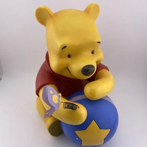 Hucha de porcelana vintage Winnie the Pooh con mariposa Disney RARA - Imagen 1 de 12