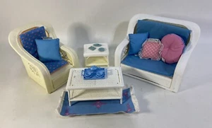 Vintage 1983 Barbie Cottage Dream weiß Kunstgeflecht Möbel Set mit Teeservice - Bild 1 von 5