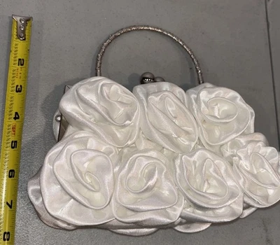 Satén ROSETA Fiesta Boda Bolso sin asas Cartera Broche de beso Cadena plateada Elegante Foto 1 de 4