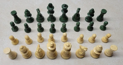 Juego de ajedrez raro-piezas SOLO tiza verde y amarilla algunos daños y abolladuras COMO ESTÁ Foto 1 de 4