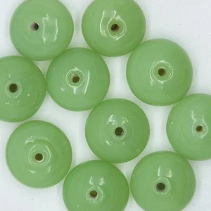 Cuentas de vidrio disco translúcido verde como nuevo 10 mm. Paquete de 10. Hecho en la India. - Imagen 1 de 2