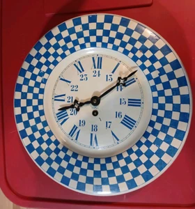 Antike 30er Jahre blau karierte Deko Zinn Tole Metall Küche Wanduhr 12" Durchmesser - Bild 1 von 11