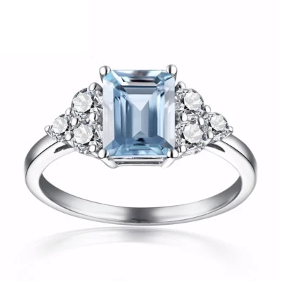 Anillo solitario moissanita azul corte esmeralda de 2 quilates enchapado en oro blanco de 14 k Foto 1 de 4