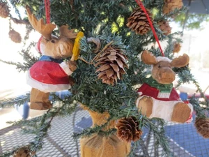 2 handgeschnitzte Holz Elch Ornamente Weihnachten Weihnachtsmann roter Mantel skandinavisch - Bild 1 von 7