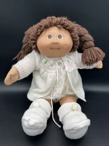 Bambola vintage Cabbage Patch bambini 1982 capelli lunghi scuri occhi marroni 1 fossetta con vestito - Foto 1 di 5