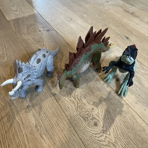 Jurassic World Stegosaurus Triceratops & Eocarcharia Actionfigur 2020 Mattel - Bild 1 von 4