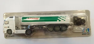 Autoarticolato Volvo con cisterna Castrol scala 1:87 - Foto 1 di 1