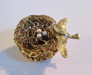 Pin nido de pájaro tono dorado vintage, Jeanne marcado, con huevos de perlas en nido - Imagen 1 de 6