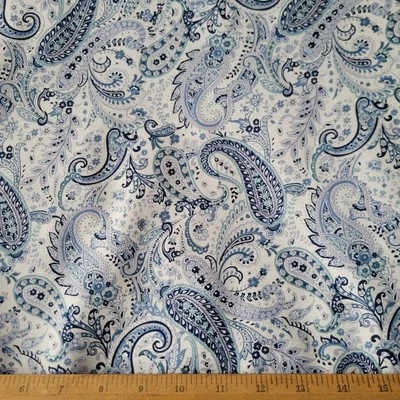 Azul y Gris Paisley Floral sobre Blanco Algodón Japonés Césped Foto 1 de 3