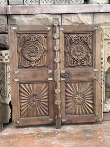 Antigua puerta de ventana de madera tallada a mano rara Rajasthani sin marco trabajo de latón - Imagen 1 de 11