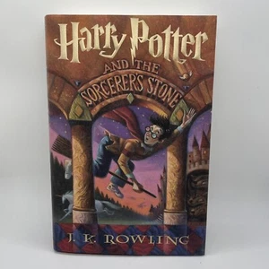 Harry Potter and the Sorcerers Stone By JK Rowling - First Edition 1998 HCDJ - Imagen 1 de 3