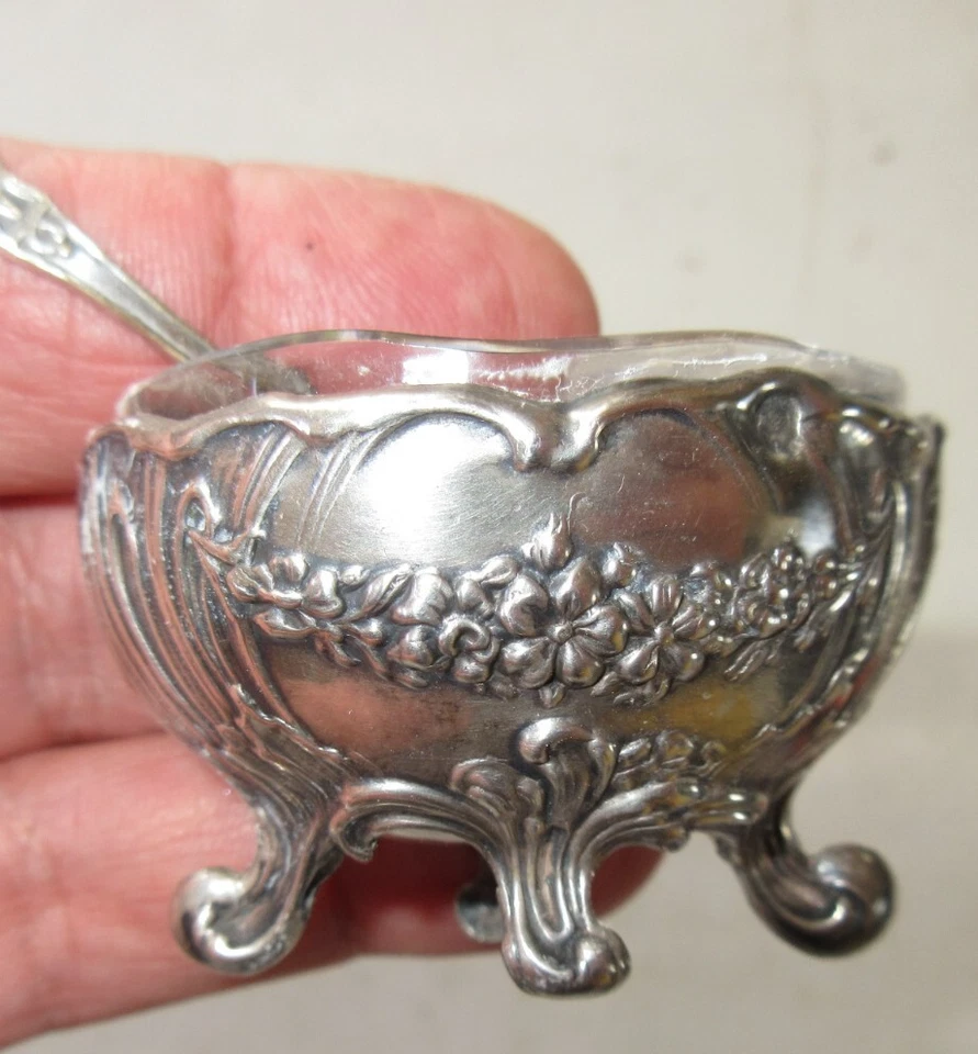 Ancien Saleron en Argent Massif Minerve , Style Rocaille - Photo 1/4