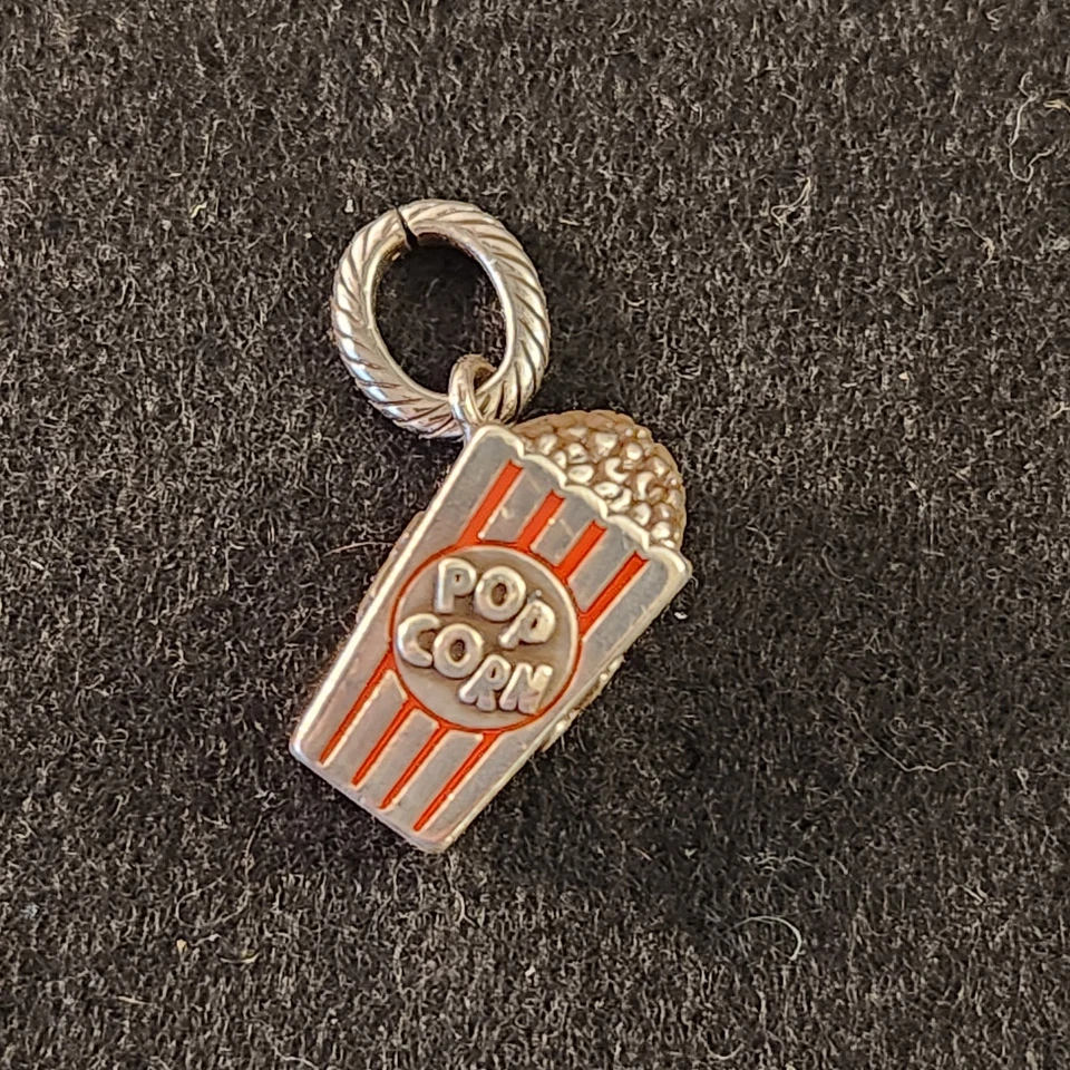 Caja de palomitas Brighton esmalte plateado y rojo encanto amante de la película RETIRADO Foto 1 de 2