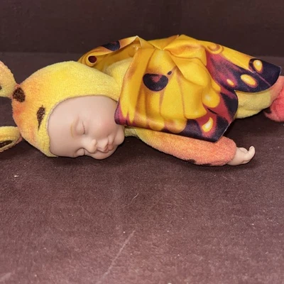 Muñeca bebé Anne Geddes Butterfly Sleepin 2007 amarillo naranja negro 9" Foto 1 de 4