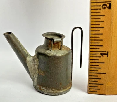 De colección. Lámpara de mecha de aceite de minería en miniatura ~ 1,5" de altura ~ luz antigua de tapa de minero Foto 1 de 4