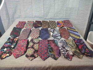 LOTTO 22 cravatte da collo in seta vintage Wemonty, Pavone, Brooks Brothers, Zanzara - Foto 1 di 21