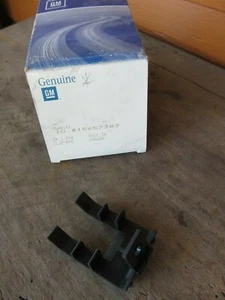 NEW Genuine GM 15657303 Engine Oil Cooler Clip - Picture 1 of 2