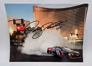 Foto firmada por Denny Hamlin 8x10 Las Vegas Strip Win NASCAR CERTIFICADO DE AUTENTICIDAD ESTRELLA #11 FEDEX - Imagen 1 de 3