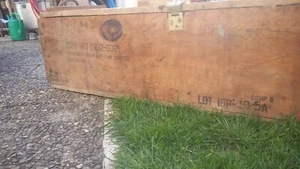 Eine Munitionskiste der Haubitze M81 der US Army - Bild 1 von 12