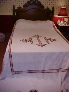Copriletto vintage extra lungo in ciniglia bianca con iniziali MKT 60978 - Foto 1 di 3