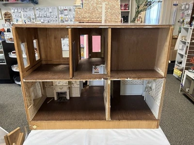 La casa de muñecas Visalian inacabada por Judy Ryden de One of a Kind Wood Shop Foto 1 de 4