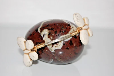BEAUTIFUL STONE BUTTERFLIES ON SILVER & GOLD TONED METAL WIRE STATEMENT BRACELET Foto 1 de 4