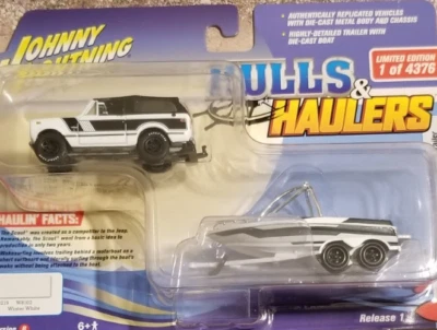 Johnny Lightning 1979 International Scout ll w/Boat & Trailer 1:64 Diecast B13 - Image 1 of 4