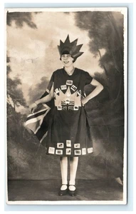 Cartolina d'epoca vera foto donna in costume foglia d'acero canadese RPPC - Foto 1 di 2