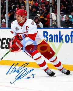 Ristampa foto Nicklas Lidstrom 2009 Winter Classic DET Red Wings Auto 8x10 NHL - Foto 1 di 1