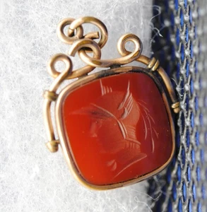 RELOJ ANTIGUO LLAVERO EN MARCO DE ORO 10K CON INCRUSTACIÓN DE CORNALINA TALLADA - Imagen 1 de 6