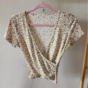 Rebellious Dreamer Floral Crop Top Size Small - Picture 1 of 4