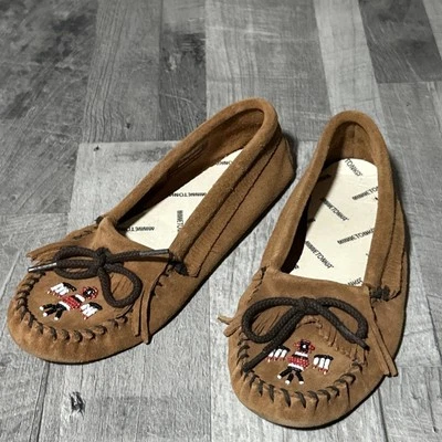 Mocasines de gamuza Minnetonka para mujer 7,5 planos lazo y flecos marrón con cuentas Foto 1 de 4
