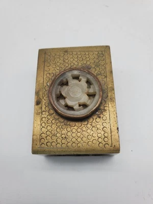 Pequeña caja rectangular vintage china hecha a mano de latón y piedra blanca Foto 1 de 4